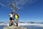 62 Alla croce di vetta del Grignone-Rif. Brioschi (2410 m)...il cielo e blu sopra le nuvole !